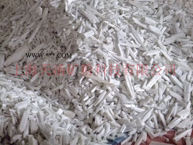供应硅灰石矿纤针状硅灰石矿图3