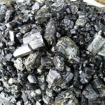 供应电气石厂家 新疆电气石 电气石颗粒 1-10cm单晶电气石